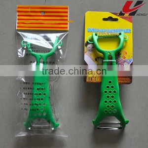 the Best Choice Serrated Vegetable Peeler thumbnail-1