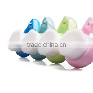 2015 Hot Sale Comma Shape Facial Cleansing Brush thumbnail-1