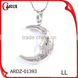 Classical French China Couple Broken Moon Pendant thumbnail-1