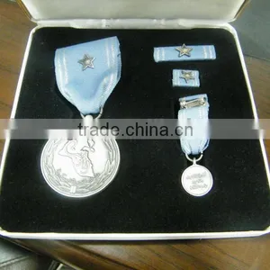 a Set of Army Military Medals,shoulder Badges thumbnail-1