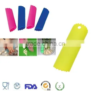 Various Color Easy Kitchen Tool Magic Silicone Garlic Peeler thumbnail-1