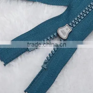 2016 High Quality Plastic Zipper thumbnail-6