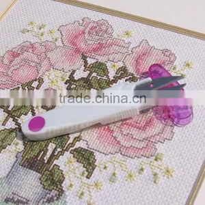 Wholesale Plastic Handle Sewing Scissors Portable Cross Stitch Mini Safe Scissors With Cap Colorful thumbnail-5