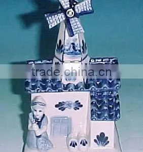 Porcelain in Blue and Wihte Painting thumbnail-1