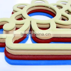 Kimono Plastic Flower Scarf Hanger thumbnail-2