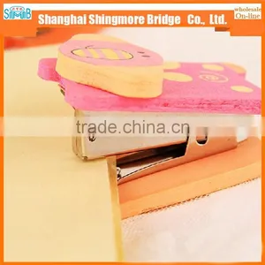 China Supplier Hot Sales Good Quality Cute Carton Wooden Stapler for Student thumbnail-1