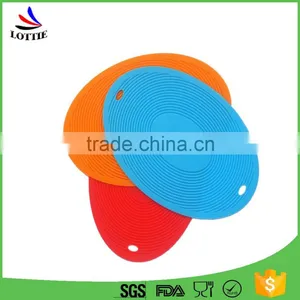 2016 Custom Food Grade Non-toxic Heat Insulation Anti-skid Design Silicone Baking Mat Pot Holder thumbnail-1