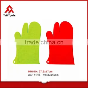 China Supplier LFGB Food Grade Heat Resistant Silicone Cooking Gloves thumbnail-6