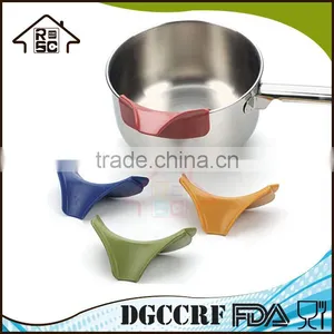 NBRSC Slip On Mess Free Silicone Pour Spout for Pots Pans and Bowls thumbnail-2