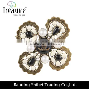 2015 Latest New Design Best Price Brooch Four Petals White Plastic Beads Cooper Brooch Wholesale thumbnail-1