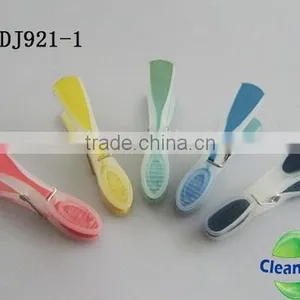 Small Plastic Cloth Clip thumbnail-1