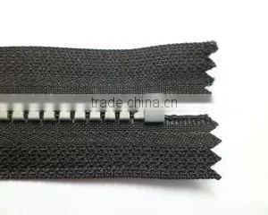5# Plastic Resin Zipper Silver Teeth Zipper Close End Zipper With Plated Silver Thumb Puller Locking Slider Zipper thumbnail-2