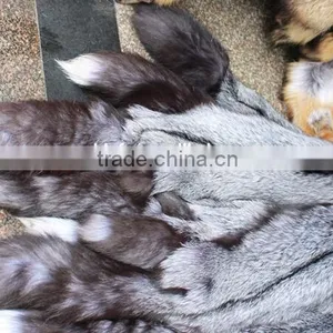 Good Quality Natural Color Raw Silver Fox Fur Skin / Pelt For Garment thumbnail-1