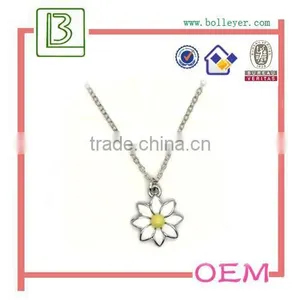 Chic Alloy Flower Pendant Necklace For Women thumbnail-1