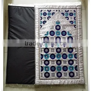High Quality Jacquard Muslim Prayer Mat With Foam Backing and Zipper Quality Choice thumbnail-1