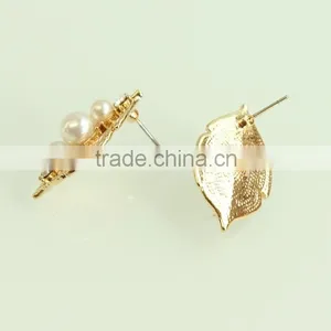 Gold Leaf Earrings With Pearl thumbnail-2