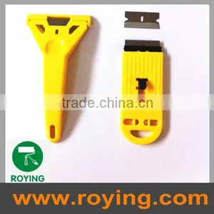 Plastic Ice Scraper With Steel Blade thumbnail-1