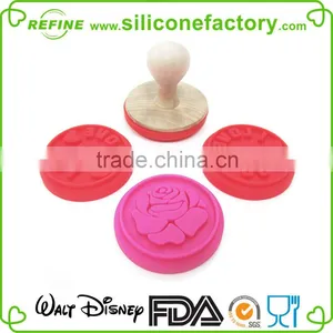 Disney Audit Factory Valentine Gift Dia 6cm Silicone Cookie Stamp Stamper Set thumbnail-2