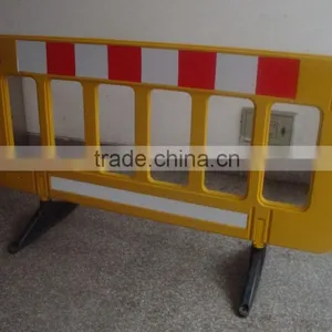 Yellow PE Durable Red Plastic Traffic Road Barrier thumbnail-1