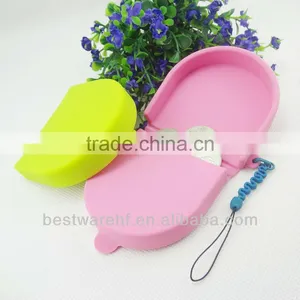 The Horseshoe Shaped Silicone Coin Bag thumbnail-2