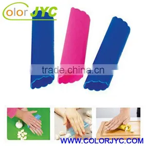 Plastic Garlic Peeler thumbnail-1