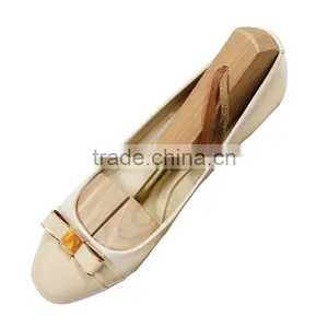 Adjustable Type Wooden Material Cedar Wood With Good Scent Single Tube Shoe Tree With String in the End thumbnail-2