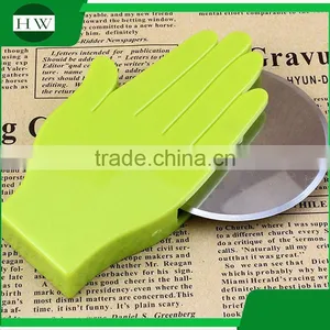 Promotional Gifts Wholesale Hand Shaped Plastic Pizza Cutter Fork thumbnail-5