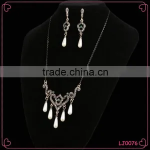 Europe and the United States Style Hollow Out Diamond Flowers Necklace Set thumbnail-1