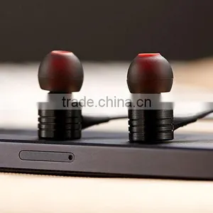 Wallytech W700 Universal Headphone With Microphone and Valume Control thumbnail-1