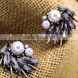 Fashion Wholesale Lady Irregular Imitation Pearl Diamond Stud Earrings thumbnail-5