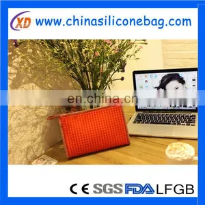 China Factory Low-priced Beautiful Silicone Makeup Bag thumbnail-3