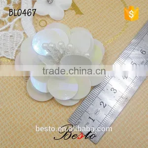 Factory Wholesale Decorative Bead Center White Flower Plastic Applique for Clothes thumbnail-3