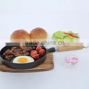 TRIONFO Pre-seasoned Mini Cast Iron Tamayoyaki Pan With Wooden Handle thumbnail-3