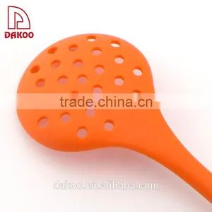 High Temperature Resistant Long Handle Silicone Colander thumbnail-5