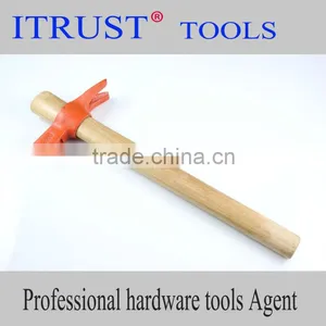 Wooden Handle Claw Hammer HM1003R thumbnail-1