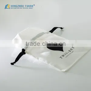 Профессиональный дизайн. Различные модные белые сумки из атласной ткани. thumbnail-1