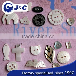 Fish Shape of River Shell Buttons thumbnail-1