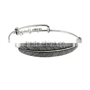 Zm53383a Feather Shape Gold Bangle Bracelet Gold Plated Wedding Accessory thumbnail-3