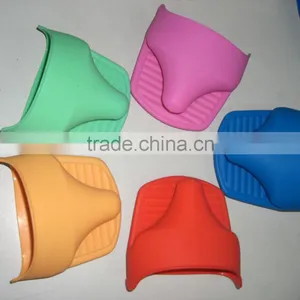 Crocodile Shape High Temperature Silicone Oven Mitts thumbnail-3