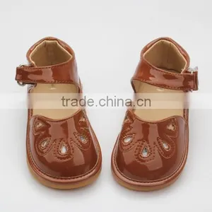 Manufacture 2016 New Arrival OEM Custom Leather Cute Newborn Squeaky Shoes Baby Girl Sandals thumbnail-2
