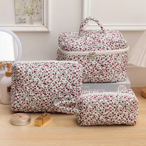 Wholesale Quilted Floral Cosmetic Bag Set Portable Cotton Makeup Bags Zipper Closure Fashionable Hanging Travel Storage Bag thumbnail-2