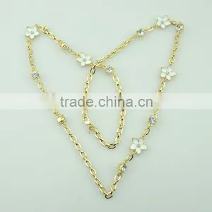 China Manufacturer Supply Gold Plated Handmade White Epoxy Alloy Flowers and Crystal Stones Earring and Necklace Jewelry Sets thumbnail-3