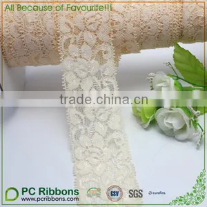 5/8" Lace With Pearl Center Trim White thumbnail-5