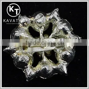 Elegant Crystal Rhinestone Brooch With Pearl thumbnail-2