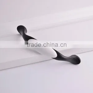 OEM Cheap Kitchen Ceramic Pull Handle Furniture Decorative Hardware Zinc Alloy Wardrobe Cabinet White And Black Pull Knobs thumbnail-6