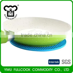 High Quality Round Colorful Food Grade Heat Resistant Silicone Table Mat thumbnail-3