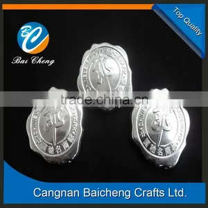 Flower Shaped Car Emblem With Engraving Brand Name and Logo Supplies Lower Price for Large Order and Nice Aftersale thumbnail-1
