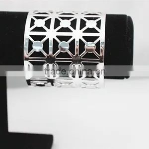 Wholesale Jewelry Gold Geometry Hollow -out Women Cuff Bangle With High Quality thumbnail-5
