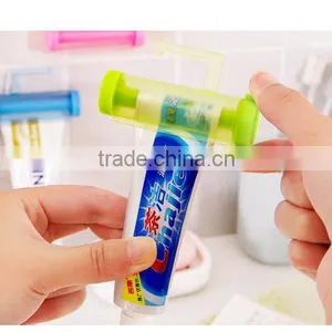 Ceative Manual Control Rolling Plastic Toothpaste Tube Squeezer thumbnail-3