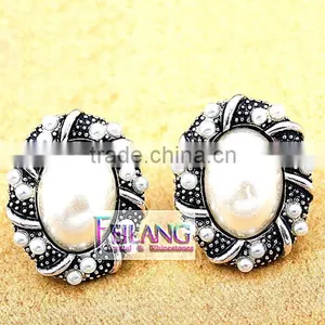 Oval Borders Alloy Earrings Set In Pearl Stud Earrings thumbnail-2